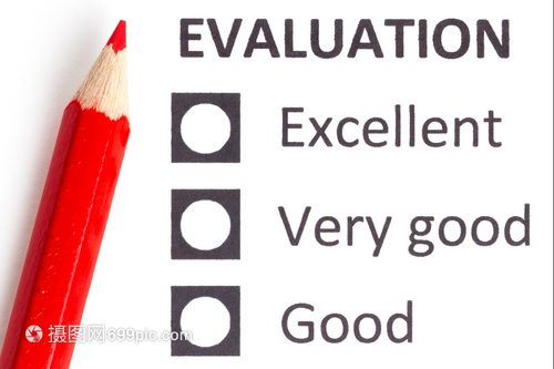 紅鉛筆放在評價(jià)表上選擇優(yōu)秀和